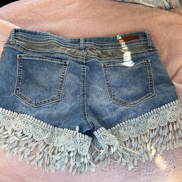 Jean tassled shorts camo design on pockets - Picture 2 of 5